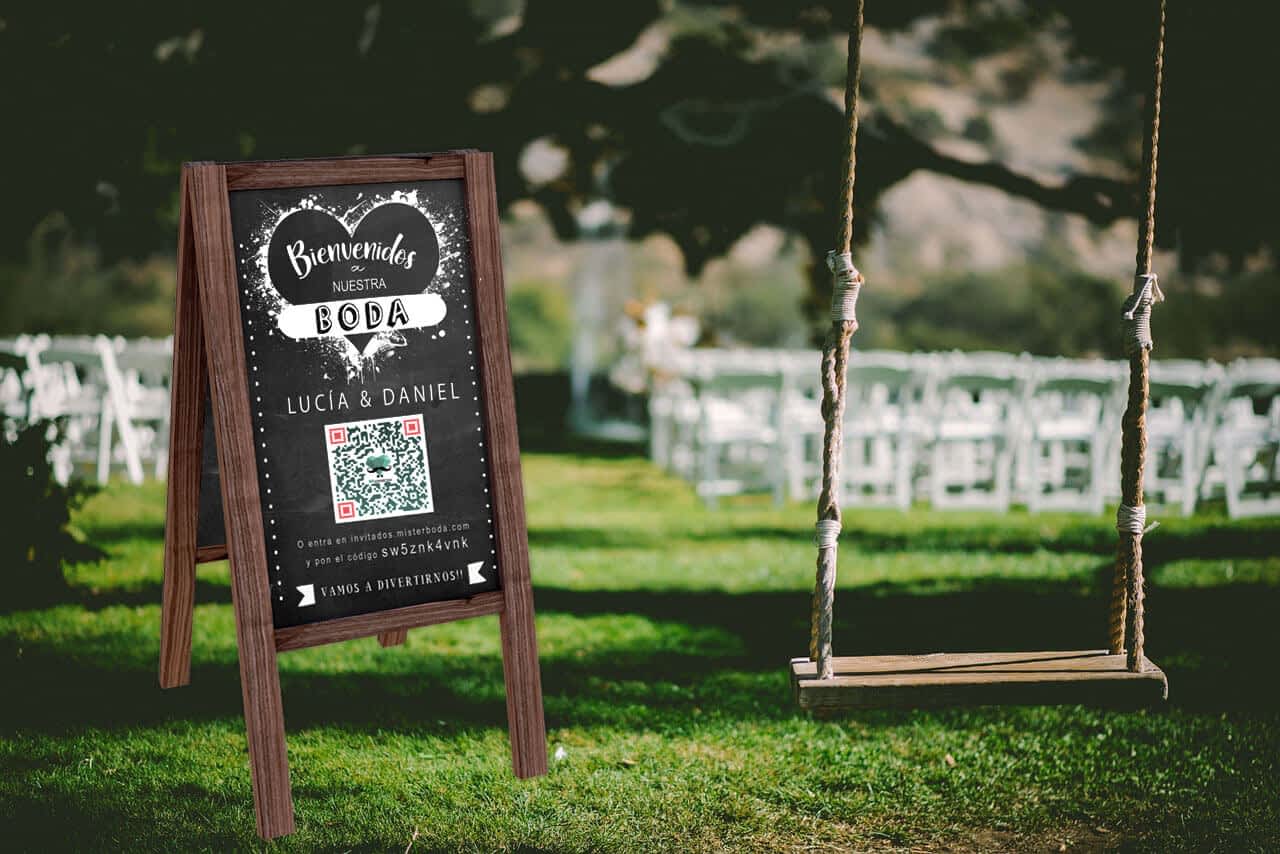 Pizarra con código qr en la entrada de la boda